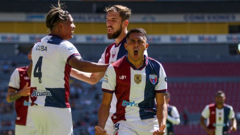 Jugadores del Atlante celebrando un gol a favor