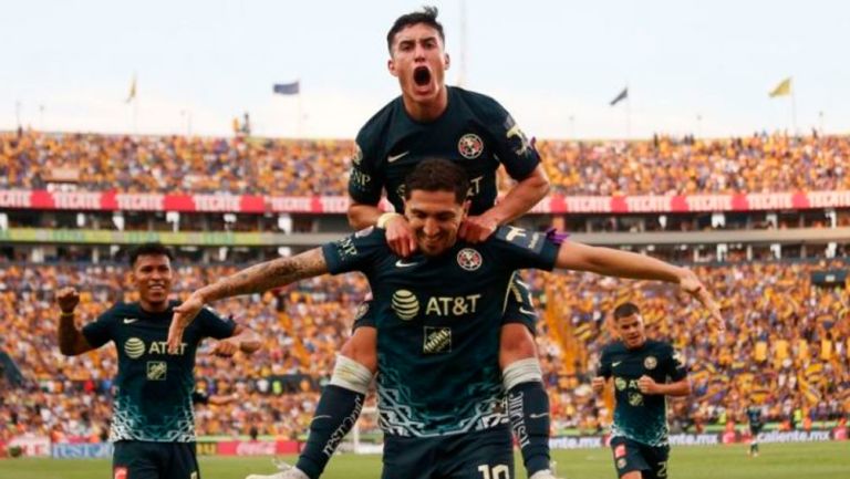 Jugadores del América festejando un gol