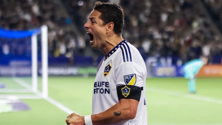 Chicharito Hernández celebrando un gol con LA Galaxy