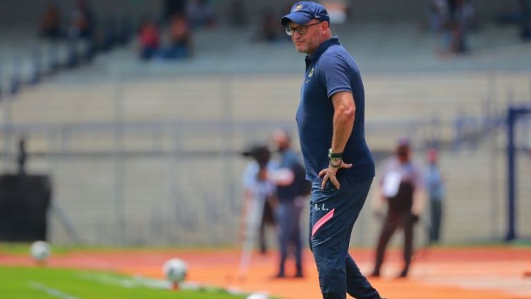 Andrés Lillini dirigiendo a Pumas