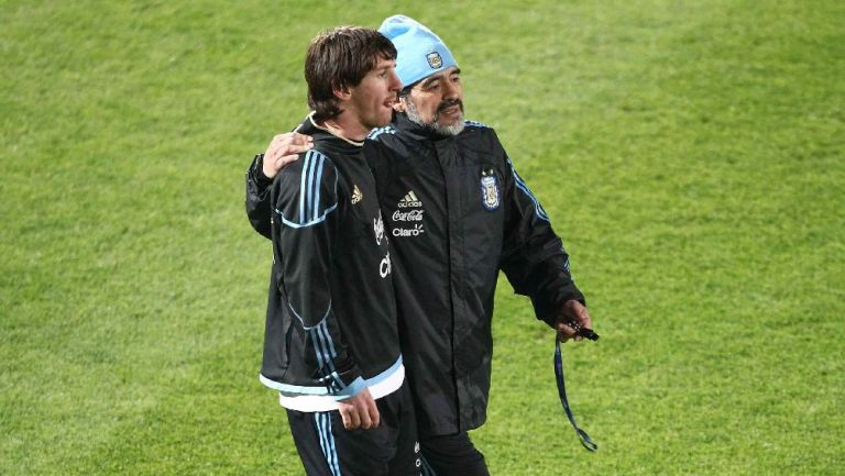 Diego Maradona dirigiendo a Messi con la Selección Argentina
