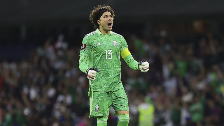 Memo Ochoa jugando partido con la Selección Mexicana en el Azteca