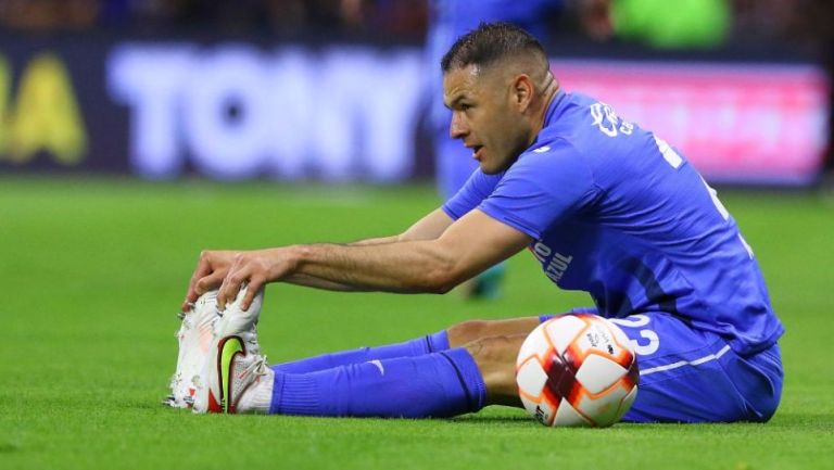 Pablo Aguilar durante un partido de Cruz Azul