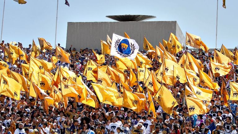 La Rebel en un partido de Pumas en CU