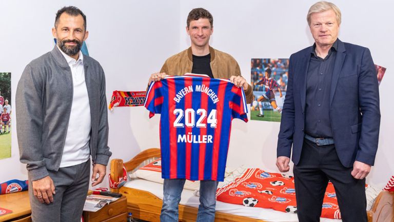 Thomas Müller posa con su camiseta tras su renovación 