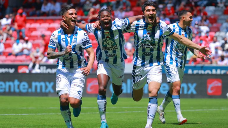 Jugadores de Pachuca celebran un gol 