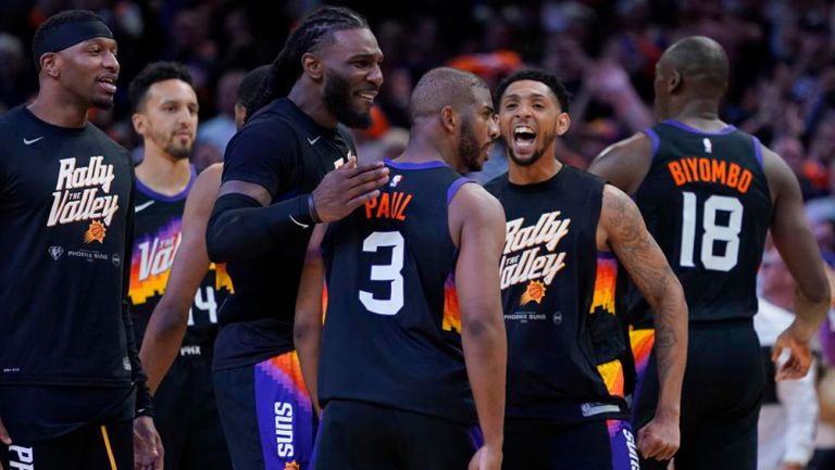 Jugadores de los Suns, en festejo