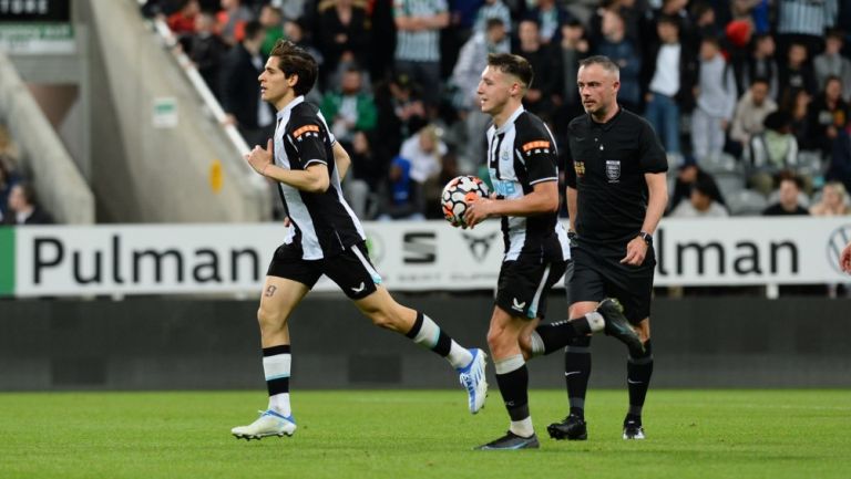 Santiago Muñoz con el Newcastle United Sub 23