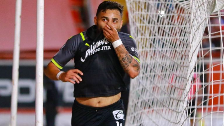 Alexis Vega en festejo con Chivas