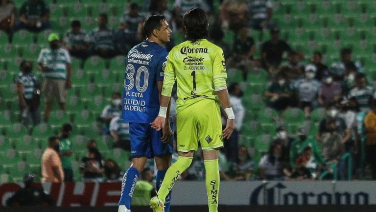 Carlos Acevedo y Rodolfo Cota tras un partido