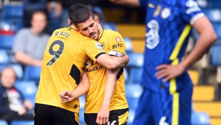 Raúl Jiménez felicitando a Coady por el gol