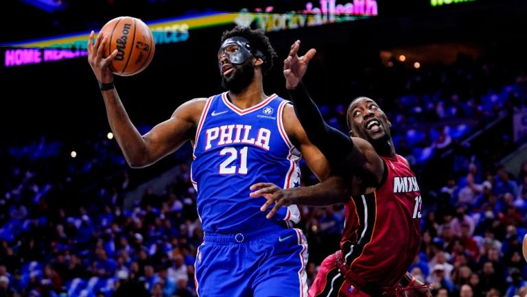 Joel Embiid volvió con los Sixers