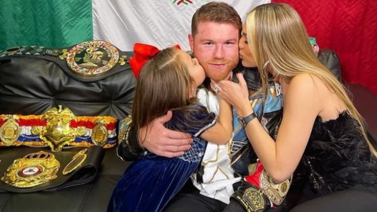 Canelo Álvarez junto a su familia