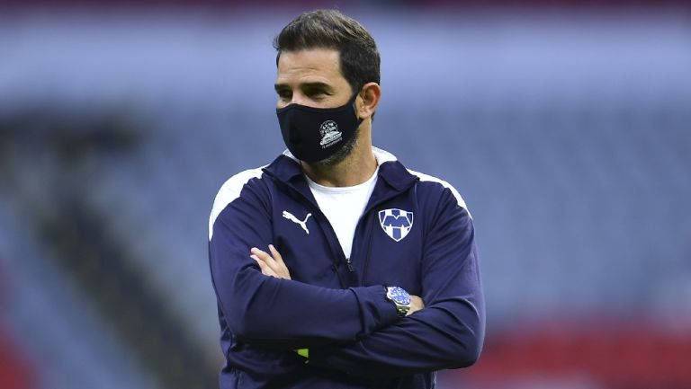 Duilio Davino presenciando partido de Monterrey en la Liga MX