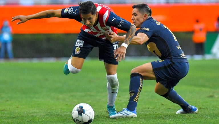 Cisneros y Cispa en el partido de Chivas vs Pumas en el Repechaje