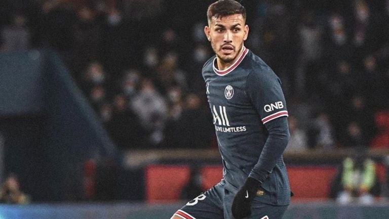 Leandro Paredes jugando partido con el PSG