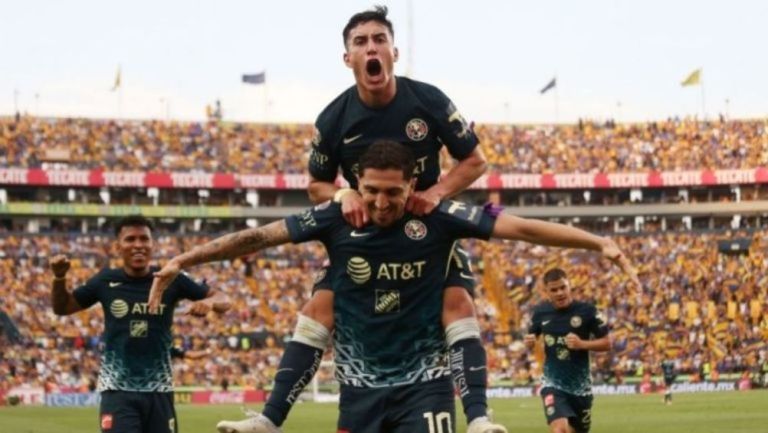 Jugadores del América festejando un gol