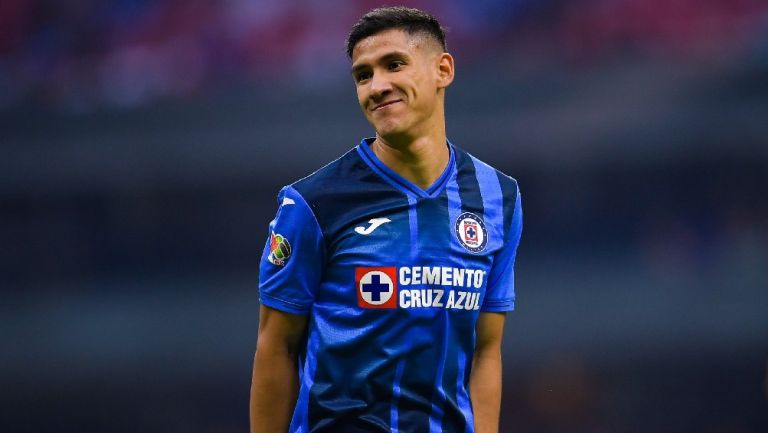 Uriel Antuna jugando partido de Liga MX con el Cruz Azul