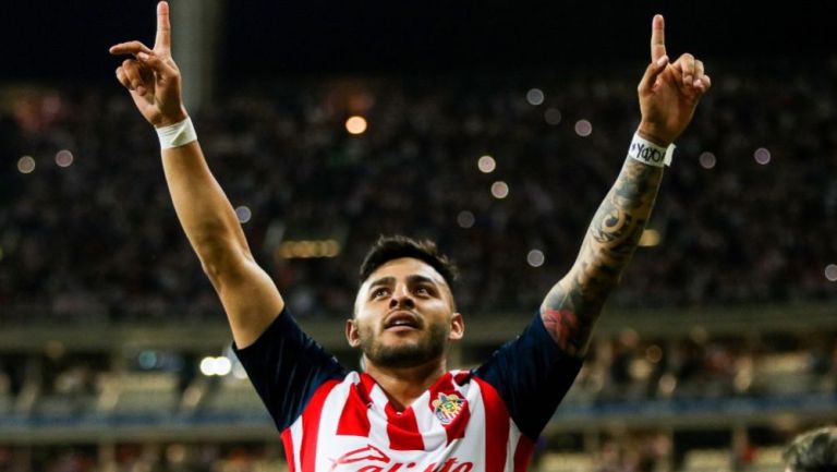 Alexis Vega celebrando gol con Chivas