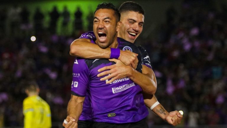 Marco Fabián celebra un gol con Mazatlán