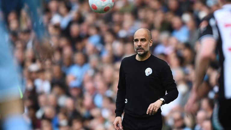 Pep Guardiola durante un partido con el City