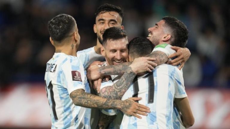 La Selección de Argentina celebrando gol de Messi