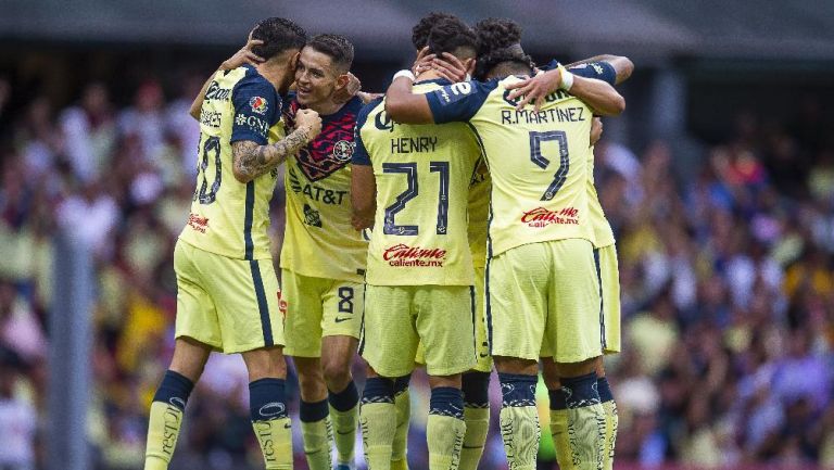 Jugadores del América festejando gol ante Puebla en el Estadio Azteca