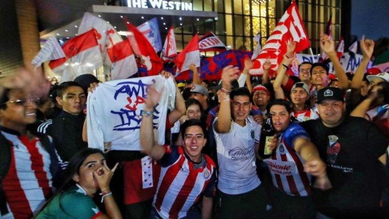 Aficionados de Chivas afuera del hotel