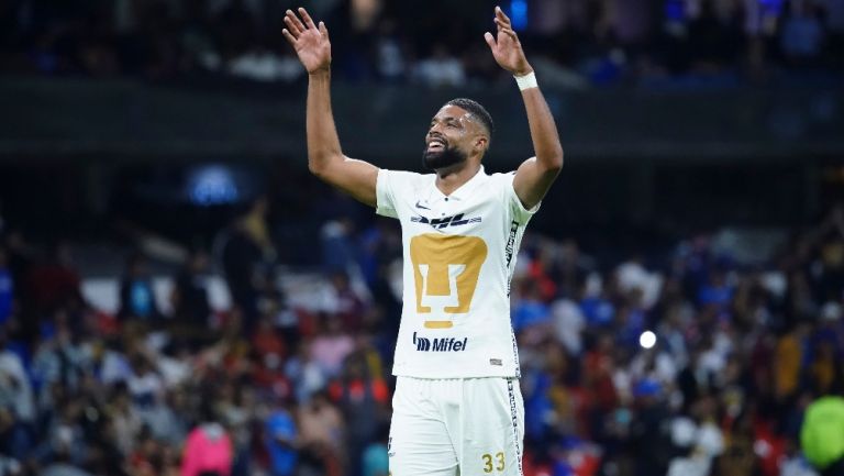 Diogo de Oliveira celebrando un gol de Pumas