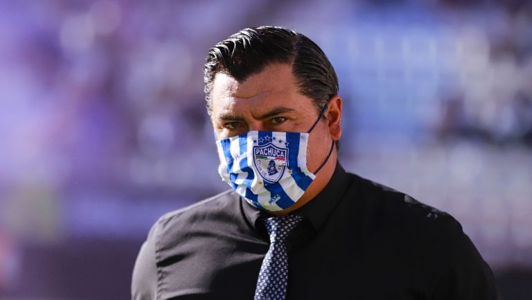 Juan Carlos Cacho dirigiendo a Pachuca en la Liga MX Femenil