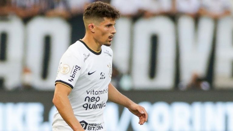 Rafael Ramos jugando partido con el Corinthians