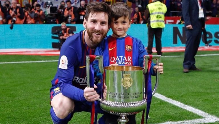 Messi y Thiago festejando título obtenido con el Barcelona