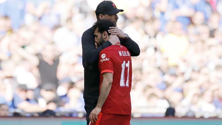 Salah con Klopp tras ser lesionado en la Final de la FA Cup