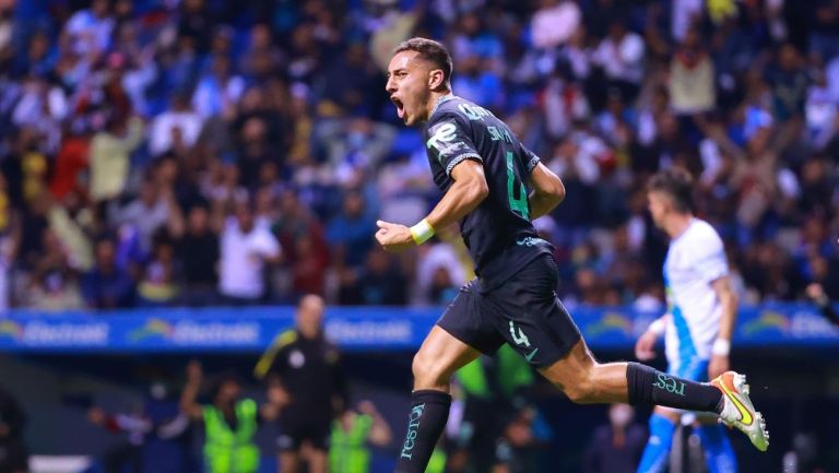 Sebastián Cáceres festejando un gol con América