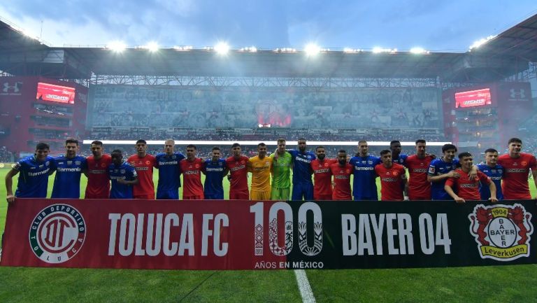 Jugadores del Toluca y del Bayer Leverkusen en abrazo