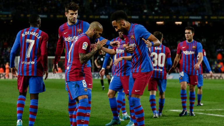 Jugadores del Barcelona festejan un tanto en La Liga
