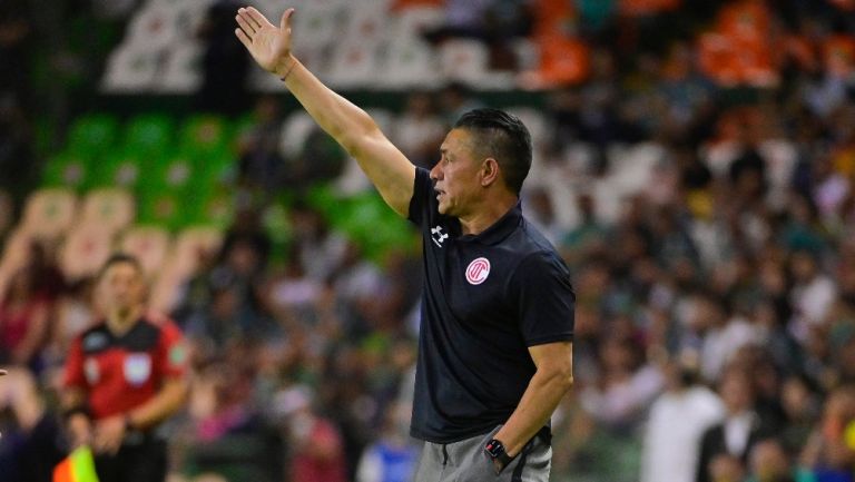 Nacho Ambriz dirigiendo un partido de Toluca