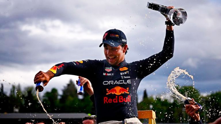 Checo Pérez festejando el 1-2 de Red Bull 