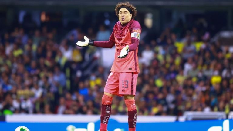 Guillermo Ochoa en acción con el América