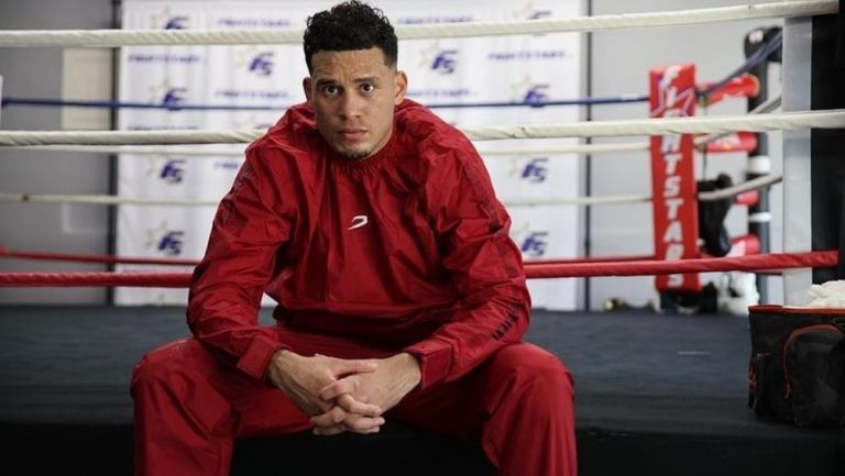 David Benavidez durante sesión fotográfica en gimnasio de boxeo