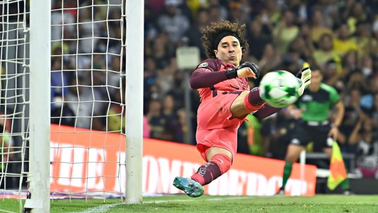 Guillermo Ochoa en acción ante Pachuca