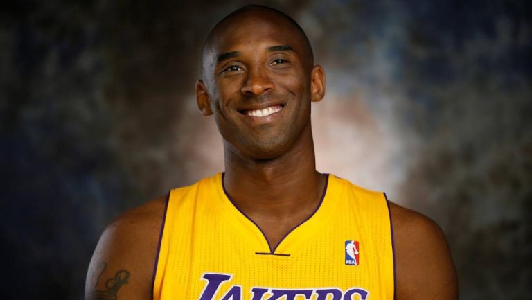 Kobe Bryant posando con la playera de los Lakers