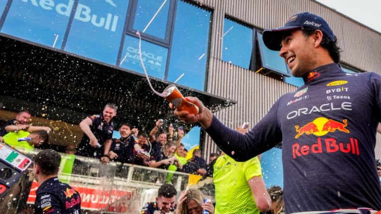 Checo Pérez celebra con Red Bull en el GP de España
