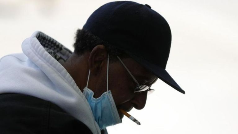 Persona fumando en las calles de Nueva York