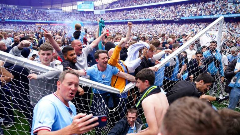 Aficionados del Manchester City rompieron portería del Etihad Stadium