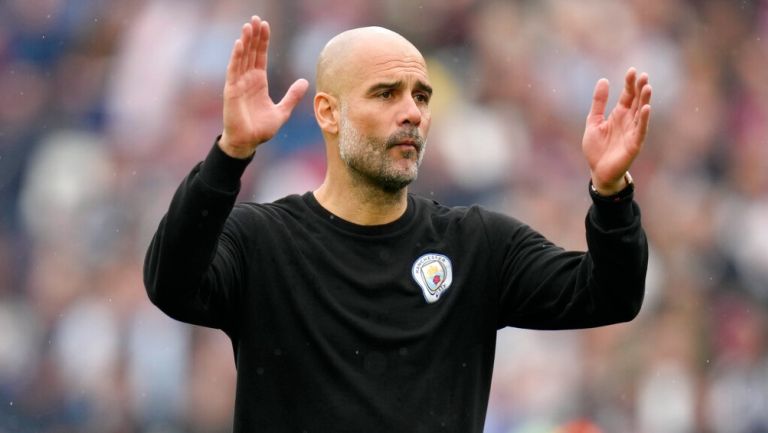 Pep Guardiola dirigiendo al Manchester City en partido de Premier League