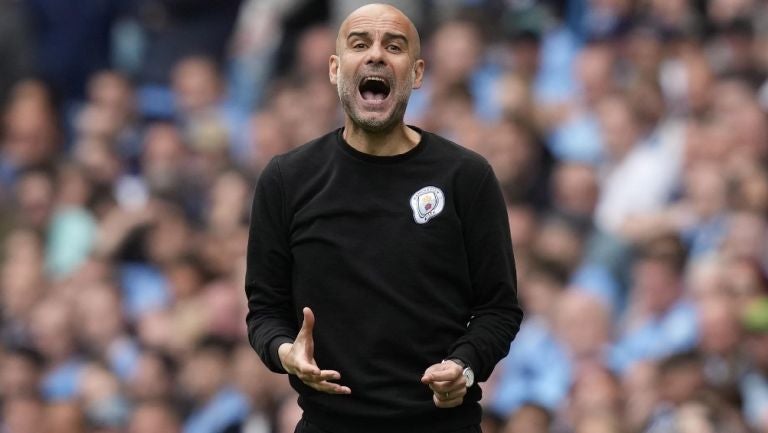 Guardiola dirigiendo al Manchester City en partido de Premier League