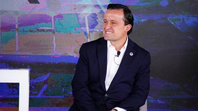 Mikel Arriola en un evento de la Liga MX