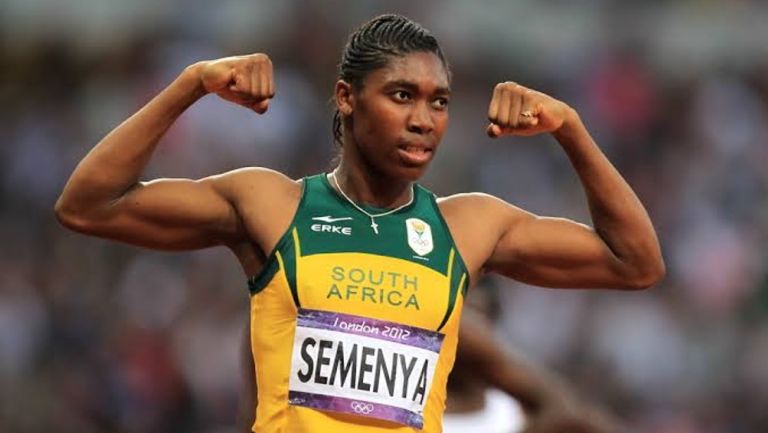 Caster Semenya participando en competencia de atletismo