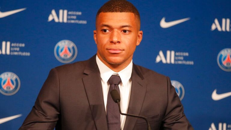 Kylian Mbappé durante conferencia de prensa con el PSG